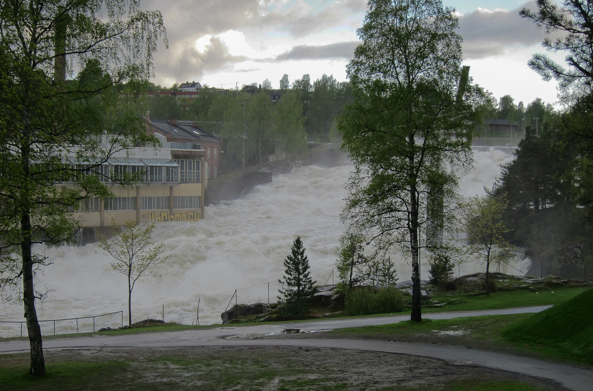 Katastrofalna powódź, Południowa Norwegia, Ekstremalna pogoda, Ewakuacja mieszkańców, Ogromne straty, Powódź w Hønefossen, Osuwiska ziemi, Wylewy rzek, Burza HANS, Minister sprawiedliwości i bezpieczeństwa publicznego, Elektrownia wodna Braskereidfoss, Awaria sieci, Rekordowe wartości poziomu wody, Rozważane wysadzenie tamy, Skutki gwałtownej pogody, Alarm czerwony, Przetransportowanie ewakuowanych, Premier Jonas Gahr Store, Współpraca społeczeństwa, Skutki powodzi, Zagrożenie długofalowe, Intensywne opady deszczu, Ostrzeżenie meteorologiczne, Infrastrukturalne skutki powodzi, Chaos i niepewność, Obszary dotknięte klęską, Skutki osunięć ziemi, Wpływ na drogi i linie kolejowe, Rząd Norwegii, Stan rzek i prognozy, Narodowa Agencja ds. Energii i Wody (NVE), Sytuacja krytyczna, Bezpieczeństwo publiczne