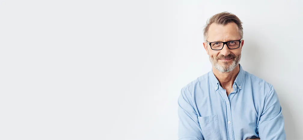 Un hombre con barba y gafas